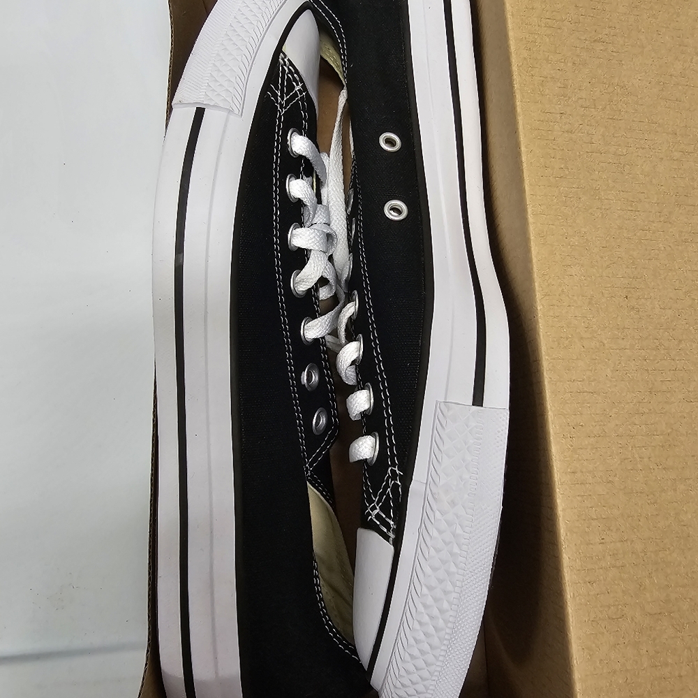 Converse Low Top NWT